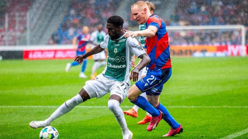 Hrůzný střet a nejistá budoucnost. Plzeň ztratila body i brankáře Jedličku, který opustil hřiště na nosítkách