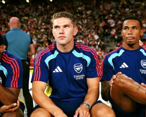 Fanoušci Arsenalu rozzuřeni: Scholes a Carragher se smáli vtipu na Gyökerese