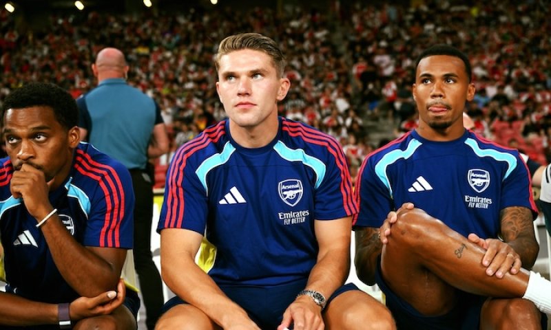 Fanoušci Arsenalu rozzuřeni: Scholes a Carragher se smáli vtipu na Gyökerese