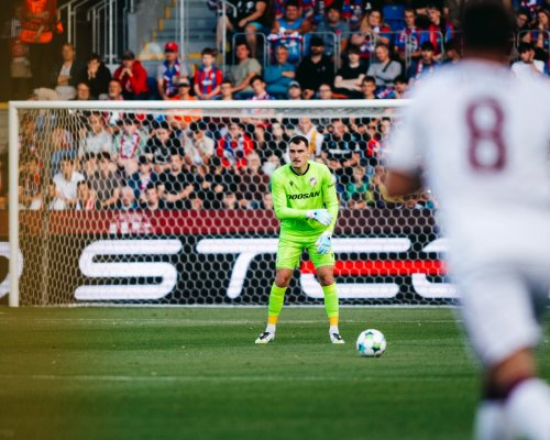 Plzeňské fotbalisty přišel před odletem do Ženevy pozdravit zraněný Jedlička. Je plný optimismu, prozradil Trousil