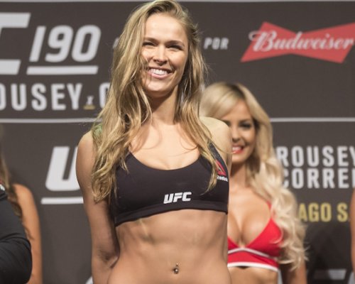 17 sekund v kleci a miliony na účtu. Rousey a Carano trefily pohádkový jackpot