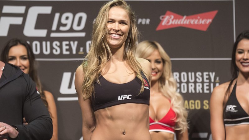 17 sekund v kleci a miliony na účtu. Rousey a Carano trefily pohádkový jackpot