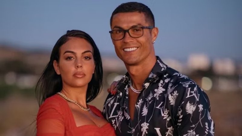 Sousedé zuří, Ronaldo mění plány a luxusní palác za miliony zůstane prázdný