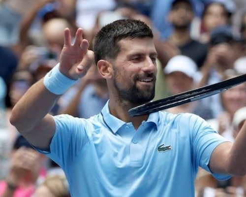 Srbský fenomén nestárne: Djokovič v pěti setech udolal Sinnera a útočí na titul
