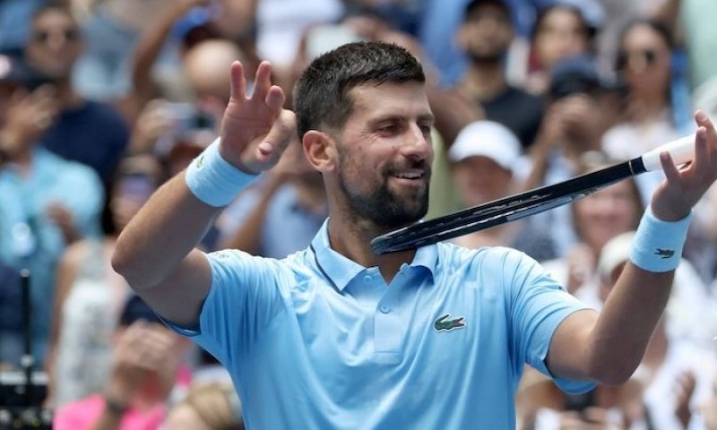 Srbský fenomén nestárne: Djokovič v pěti setech udolal Sinnera a útočí na titul