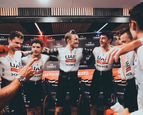 Vuelta: UAE Team Emirates ovládl týmovou časovku, zpátky v červeném je však jeho rival Vingegaard