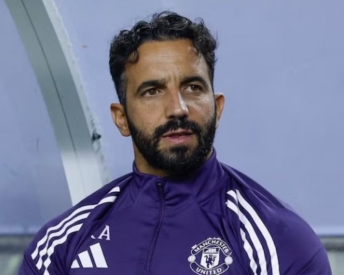 Trenér Manchesteru United během zápasu porušil pravidla, rozhodčí mu to dovolili