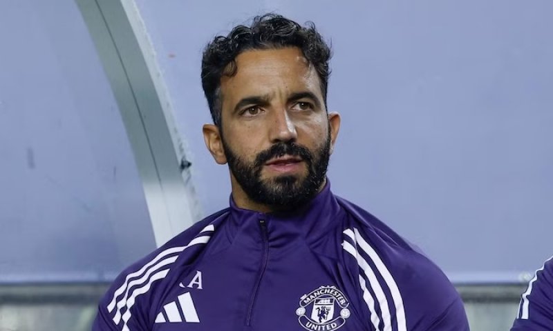 Trenér Manchesteru United během zápasu porušil pravidla, rozhodčí mu to dovolili