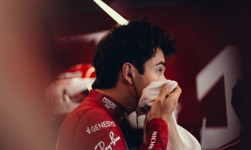 Drama v Baku! Spousta nehod a Verstappenova nadvláda. Noční můra Ferrari pokračuje