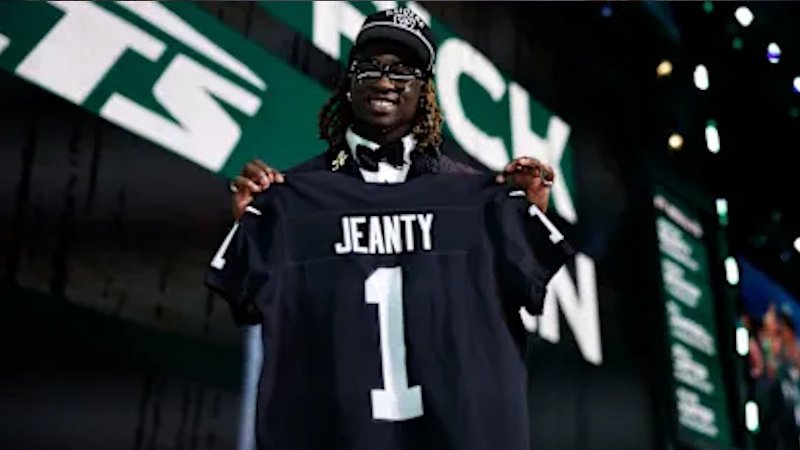 Garáž pro 18 aut, šperky, dům. Nováček NFL po podpisu za 36 milionů utrácí jako divý