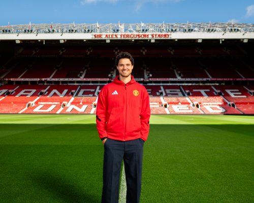 Z tichého chlapce hrdinou, třiadvacetiletý Belgičan si podmanil slavný Old Trafford a ukazuje lidskou tvář