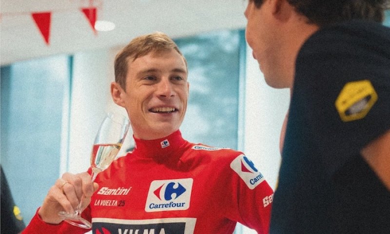 Spadl, zvedl se, setřásl Rogliče a vyhrál! Vingegaard ukázal v Japonsku srdce šampiona i náramný comeback