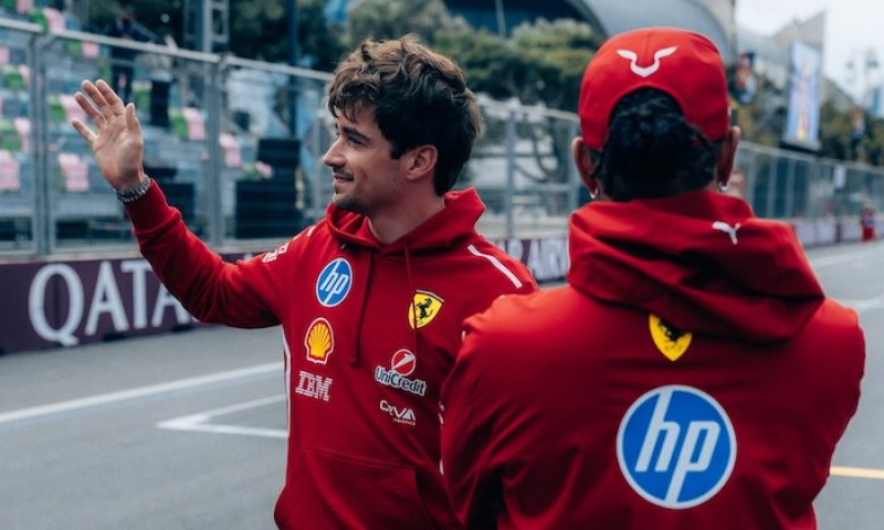 Ferrari řešilo v Baku hořký týmový spor. „Hamilton si klidně může užít osmé místo,“ ironizoval situaci Leclerc
