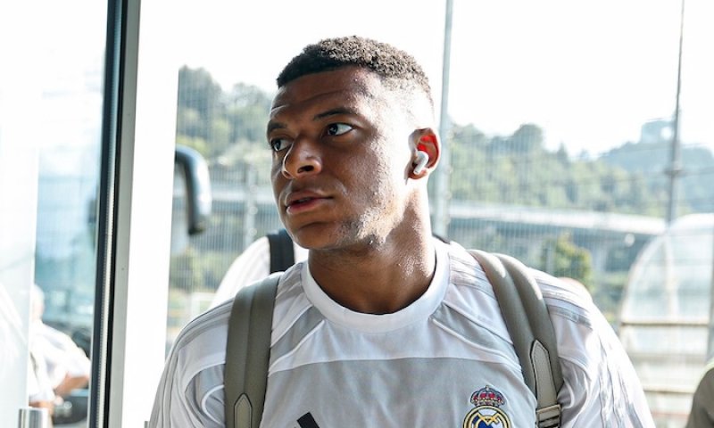 Bývalý paraguayský brankář hrubě urazil Mbappého, zastal se ho Courtois