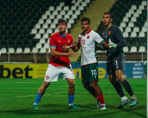 Další pád českého fotbalu! Lvíčata padla v Bulharsku, gólman zuřil po oslavě narozenin