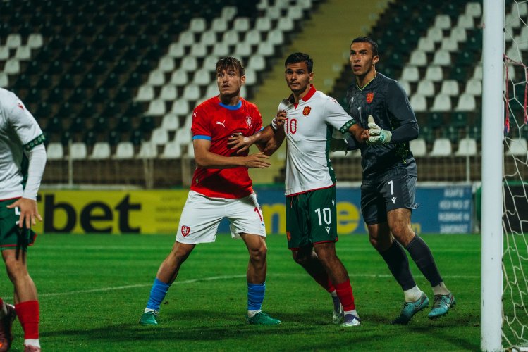 Další pád českého fotbalu! Lvíčata padla v Bulharsku, gólman zuřil po oslavě narozenin