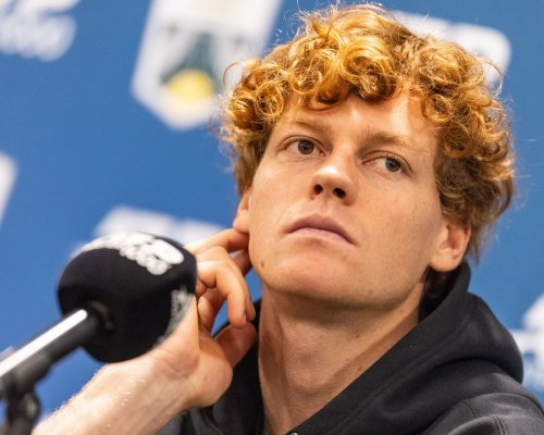 Senzor na paži světové jedničky: Sinner pátrá po příčině kolapsu z Roland Garros