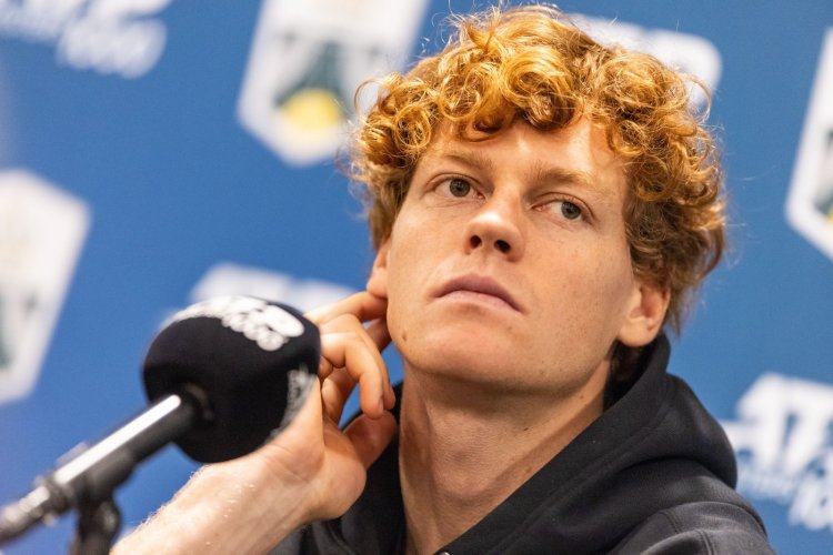 Senzor na paži světové jedničky: Sinner pátrá po příčině kolapsu z Roland Garros