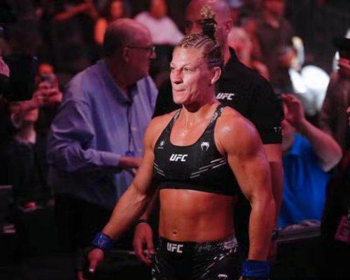 Dojemný příběh UFC šampionky. Trenér ji zneužíval, doma měla peklo. Teď ji obdivuje celý svět
