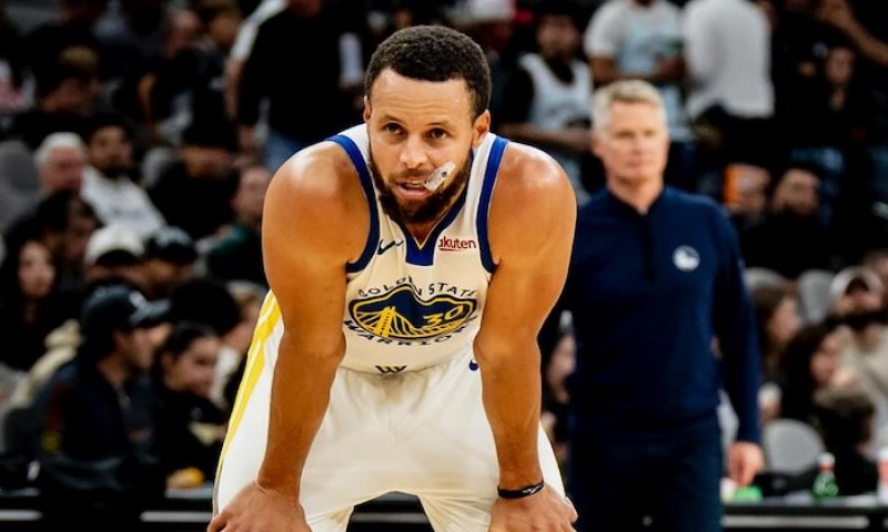 Curry je mimo! I když je stehno lepší než koleno či kotník, pro Warriors to bude měnit úplně všechno, rotace i způsob hry