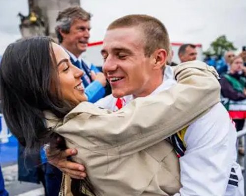 Pogačarův rival provokuje? Evenepoel trénoval s logem Emirates na hrudi. Bylo to však kvůli fotbalu...