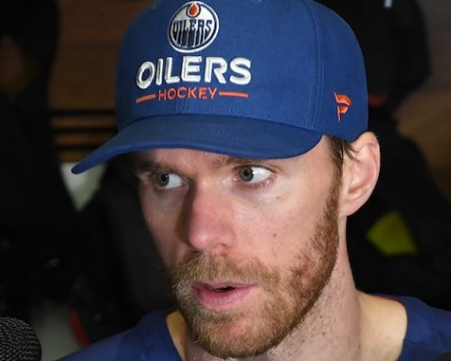 McDavid do toho šlape. 18 zápasů v řadě minimálně s bodem je nejlepší série sezony. Coffey a Gretzky jsou ale ještě odskočení