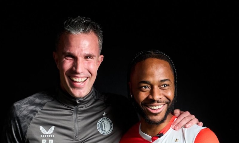 Stopka hned po podpisu, Van Persiemu zamrzl úsměv velice brzy. Sterling zatím s Feyenoordem netrénuje