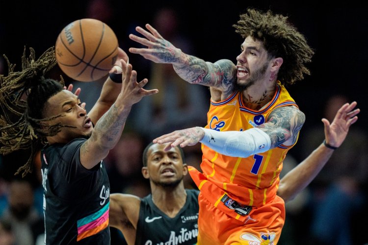 Famózní noc v NBA: Hornets na vítězné vlně, velký zápas Sengüna a rozdíloví náhradníci Memphisu