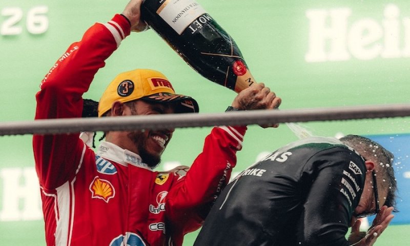 Hamilton poprvé vyhrál s Ferrari. V Barceloně ukončil čekání i sérii Antonelliho
