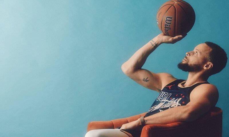 Tohle se ještě nestalo. Basketbalová síň slávy porušila kvůli Currymu 75 let starou tradici