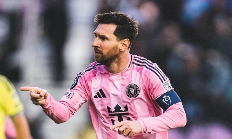 Předání fotbalového žezla: Lionel Messi oficiálně ukázal na svého nástupce