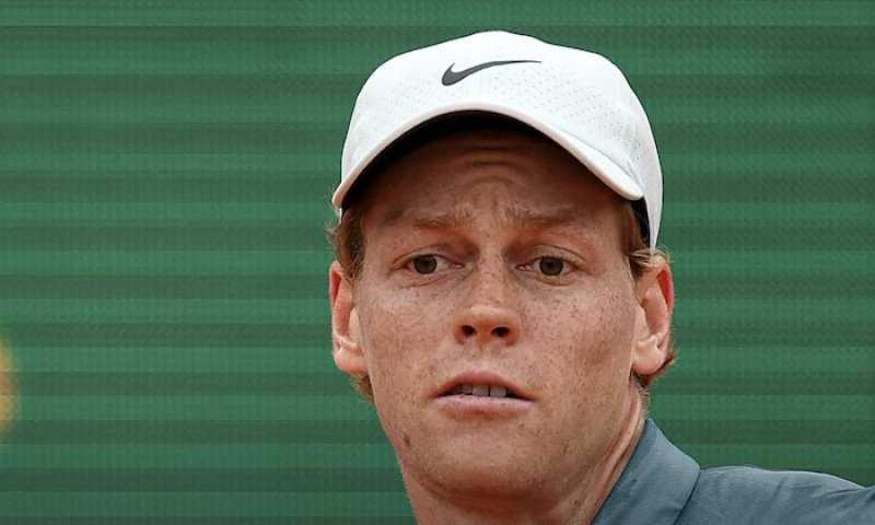 Sinnerův kolaps šokoval Paříž. Toni Nadal mluví o nepochopitelném zápase