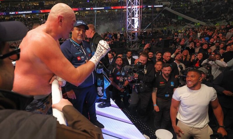 Výplata, která bere dech. Joshua a Fury si za jediný večer rozdělí stamiliony liber