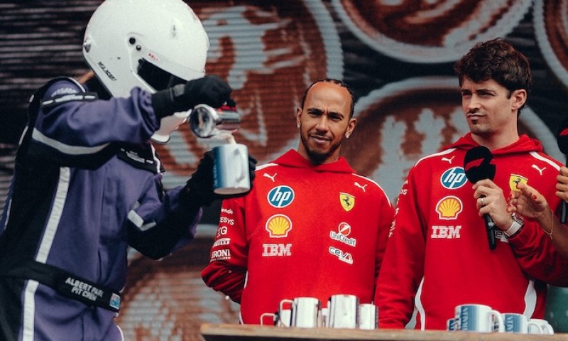 Leclerc přiznal zmatek u Ferrari. Hamilton ho předjel třikrát, tým netuší proč