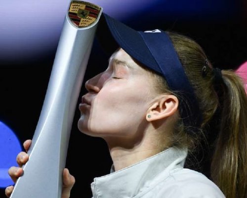 Rozjetá Rybakina se pozvolna přibližuje světovému trůnu. Sabalenka už není nedotknutelná