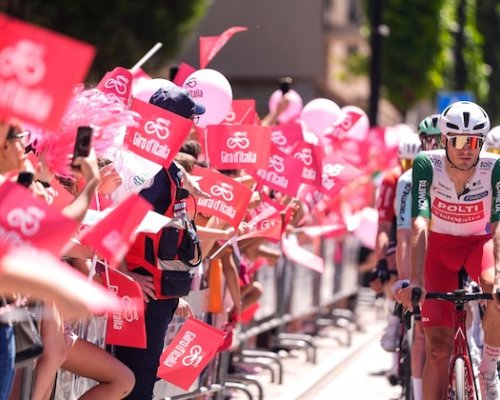 Organizátoři Gira zakázali cyklistům močit do bidonů a odhazovat je mezi fanoušky podél trati