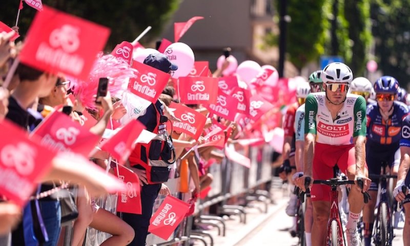 Organizátoři Gira zakázali cyklistům močit do bidonů a odhazovat je mezi fanoušky podél trati