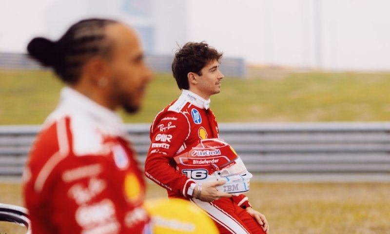 Bývalý mistr světa varuje před válkou uvnitř Ferrari po britském prvenství