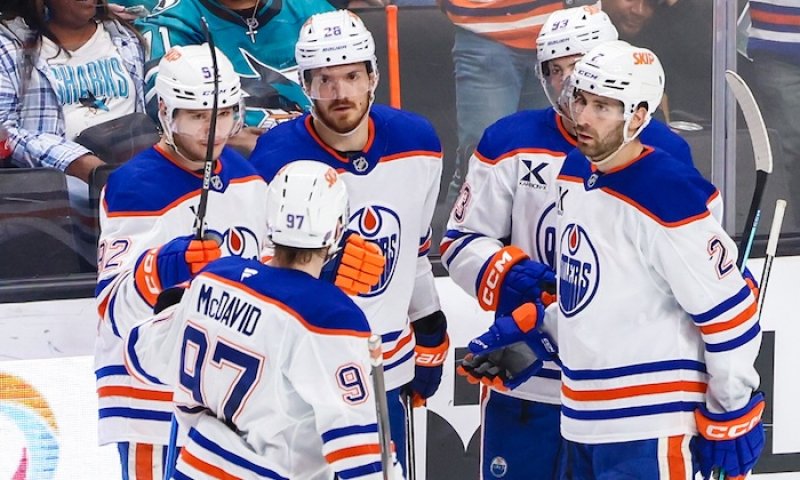 Oilers chtějí zachránit McDavidovu éru. Do hry vstoupil kontroverzní trenér