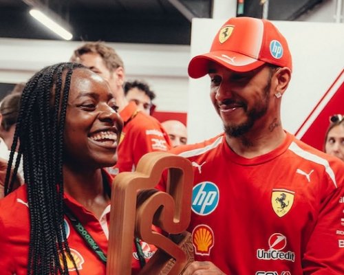 Mercedes učinil rozhodnutí, ze kterého se raduje Ferrari. Hamilton dostal dárek