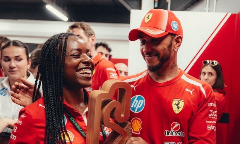 Mercedes učinil rozhodnutí, ze kterého se raduje Ferrari. Hamilton dostal dárek