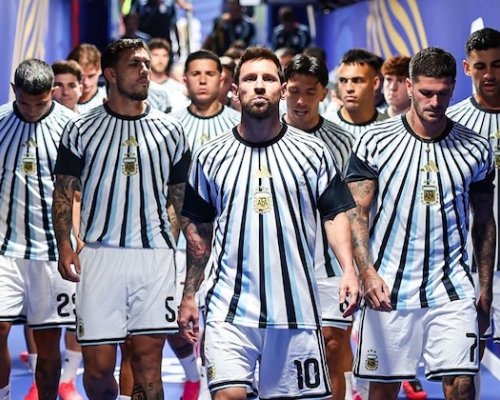 Argentina prohrávala s Egyptem 0:2, třemi góly v závěru ale otočila a je ve čtvrtfinále. Švýcarsko rozhodlo na penalty