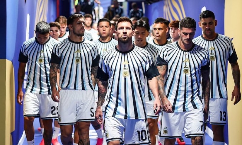 Argentina prohrávala s Egyptem 0:2, třemi góly v závěru ale otočila a je ve čtvrtfinále. Švýcarsko rozhodlo na penalty
