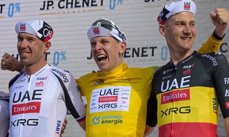 Tým UAE na Tour de France drtí soupeře i v nevýznamných etapách, konkurence mluví o porušování dohod