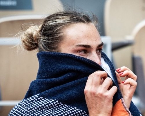 "Nejradši bych sekla s tenisem," smutnila po šokujícím kolapsu na Roland Garros Sabalenková. Pomůže jí rozmlácení věcí?