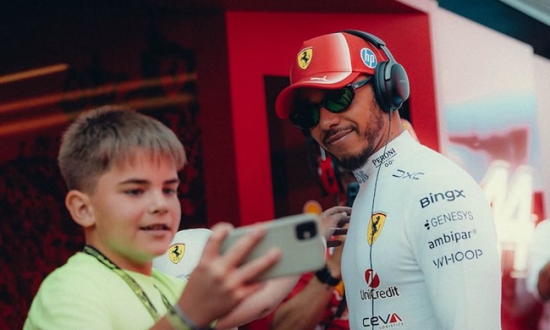Hamilton zuřil. Chybná strategie Ferrari ho připravila o pódium i cenné body v boji o titul
