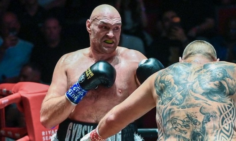 Pět zvedáků v řadě nadchlo! Fury zničil přestárlého polského obra, jeho roh už ho dál nepustil