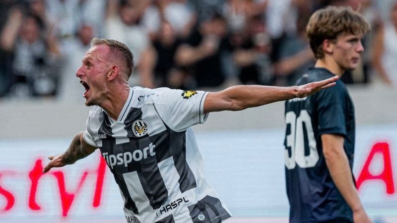 „Životní zápas! Nemůžeme nikoho prodávat!“ Kouč Hradce se sice směje, o posily ovšem prosí vážně