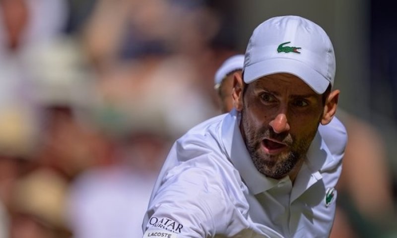 Federera smázl, už je před ním jen Navrátilová. Djoković přepsal dějiny Wimbledonu, ale cestu za rekordem provázely emoce i výbuchy