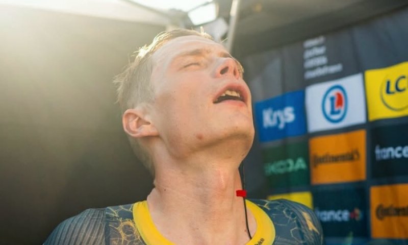 Tým ukazuje na motorkáře, Vingegaard to odmítá. Kdo může za pád, jenž rozhodl o Tour?